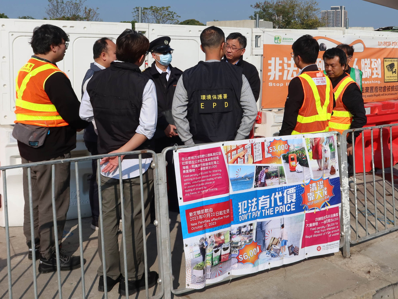 跨部門代表於清理行動後到亦園路視察。（政府新聞處）