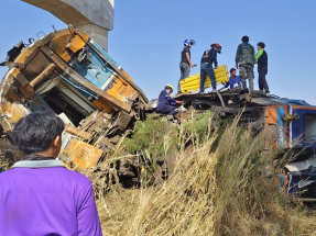 泰國呵叻府在建高鐵項目有起重機擊中客運列車釀最少22死