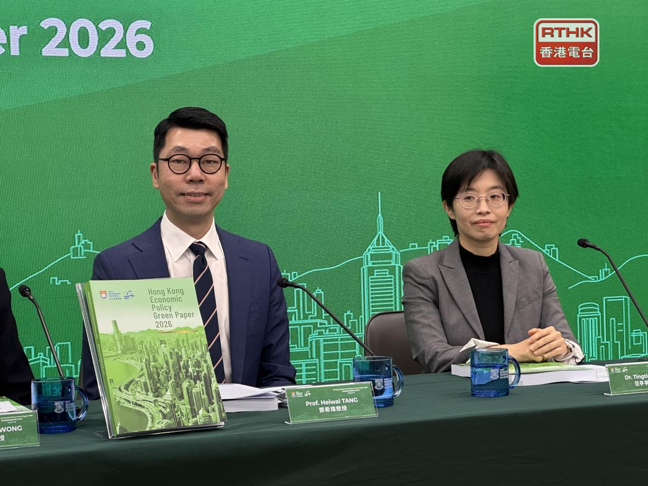 港大協理副校長（環球事務）鄧希煒（左）相信，即使比較基數升高，今年經濟仍能穩定上升。（張詩民攝）