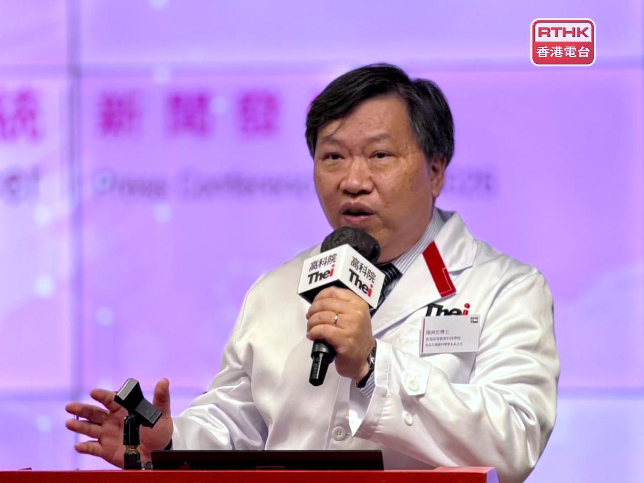 陳舜宏指出，篩查人員會將探測儀放置女性乳房上，通過近紅外線訊號技術，15分鐘內可獲成像回饋。（崔蔚恩攝）