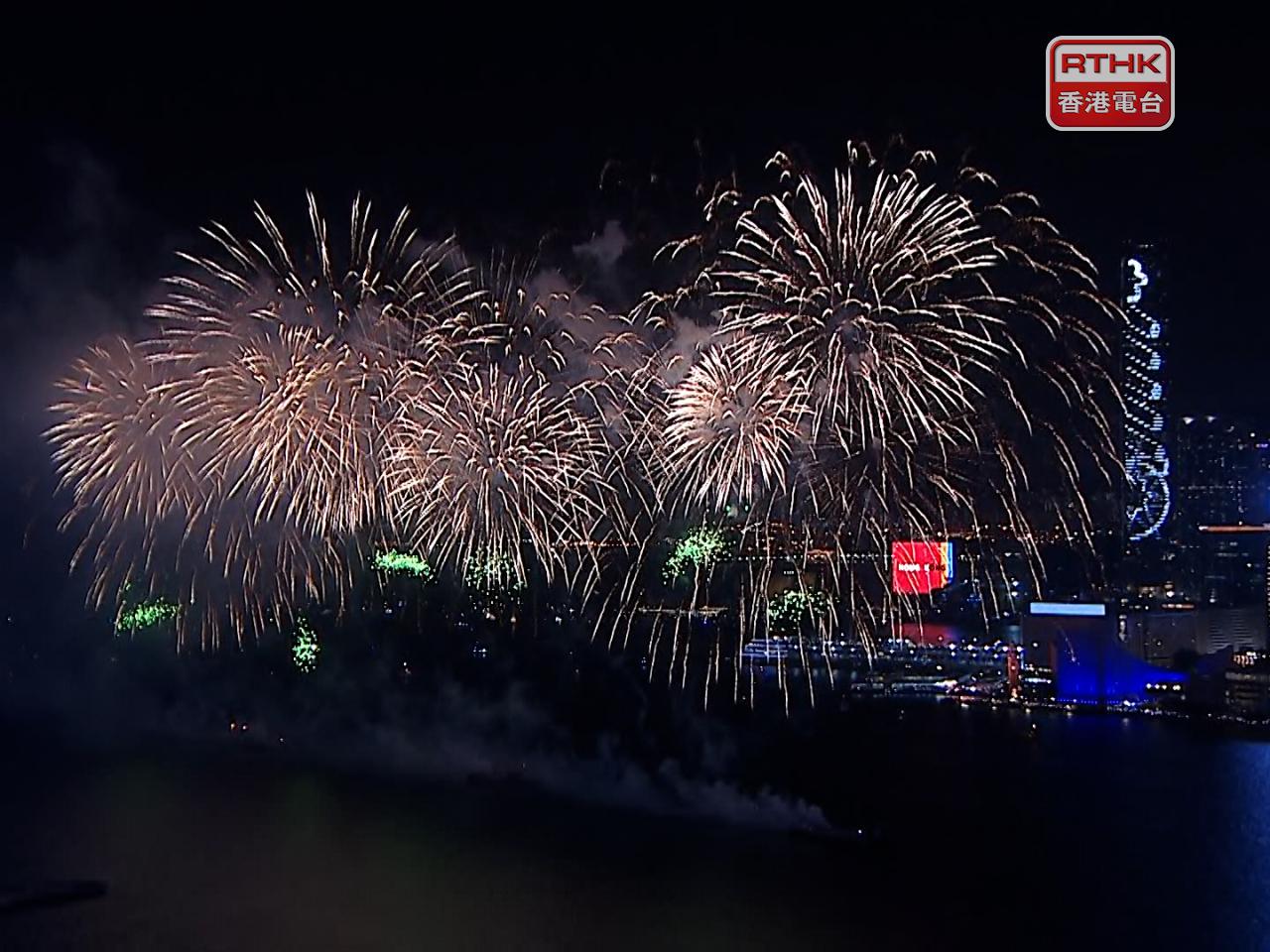 今年農曆新年煙花匯演將於2月18日、年初二晚上8時在維多利亞港上空發放。（港台圖片）