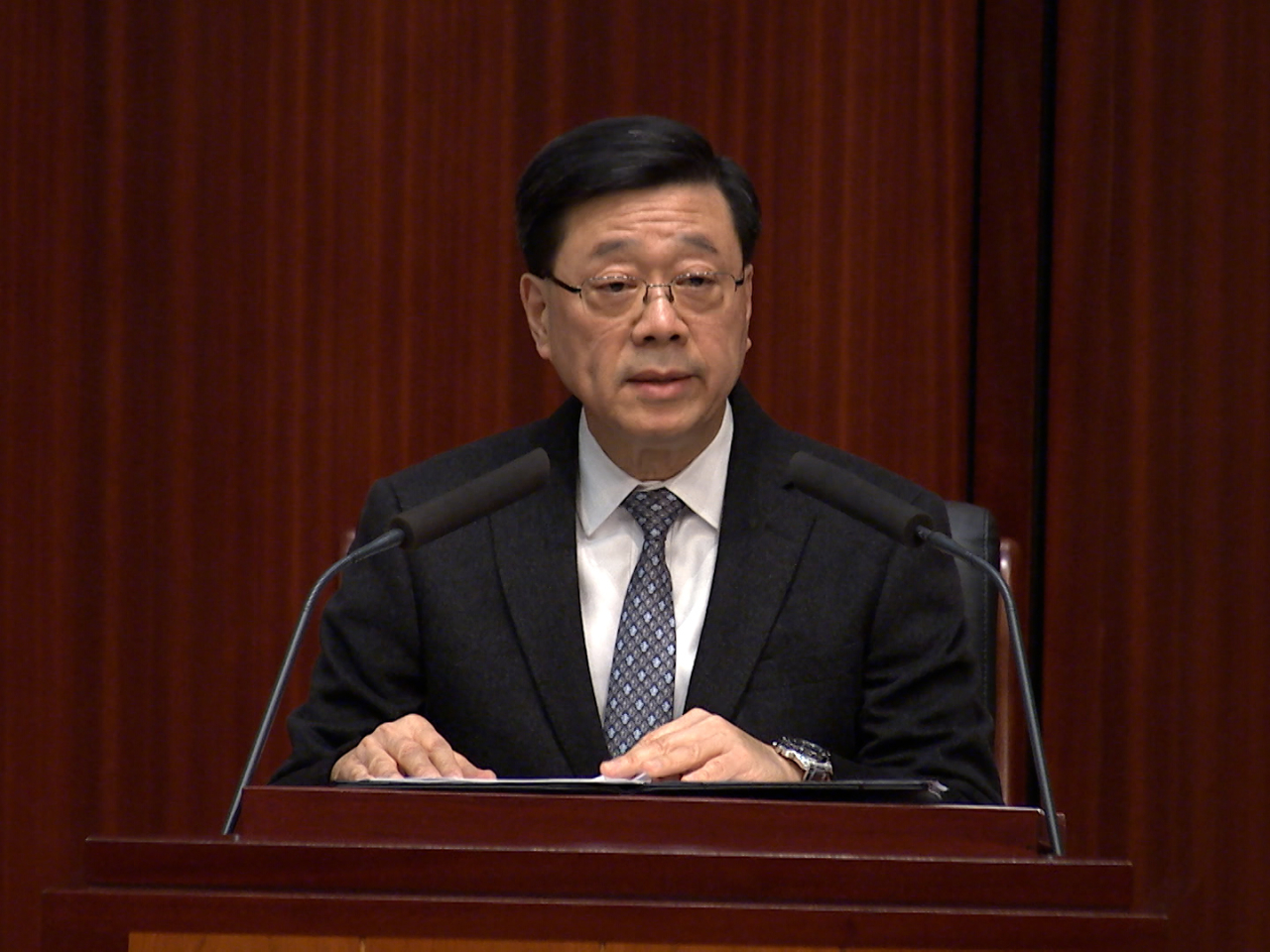 李家超在大會發言，提到政府對大埔宏福苑火災支援與善後工作，強調會盡快敲定住戶長遠住宿方案。