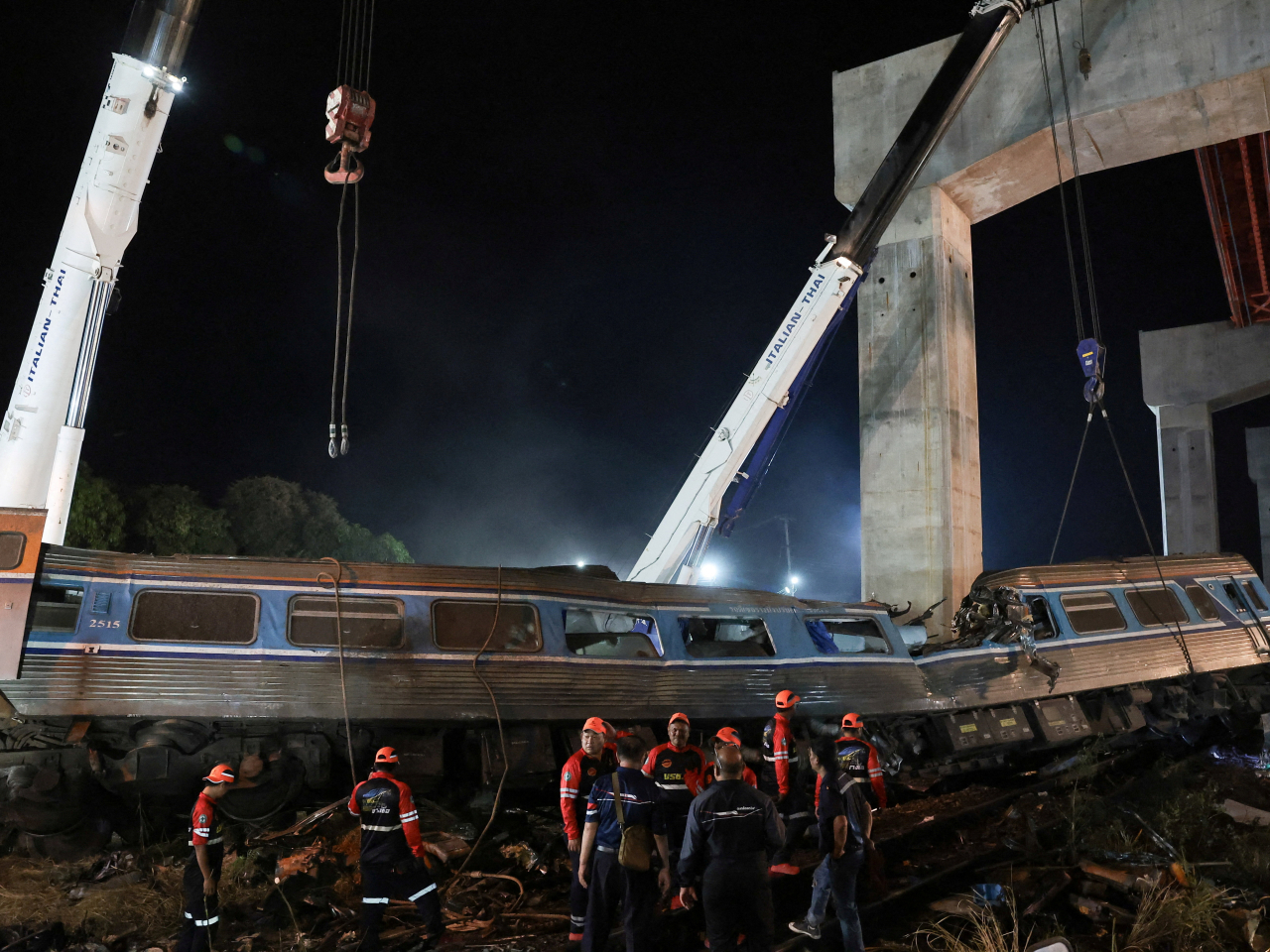 救援人員在呵叻府的事故現場進行搜救工作。（路透社）