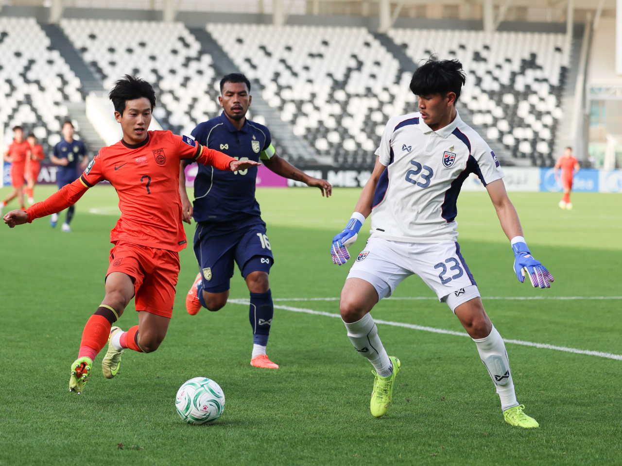 國家隊球員向余望（左）在比賽中。（新華社）