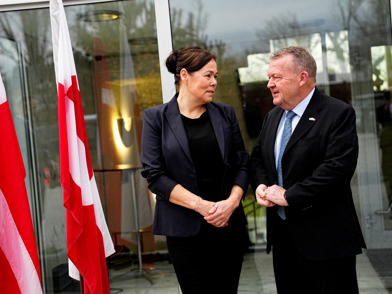 丹麥和格陵蘭外長在丹麥駐美國大使館準備與美方的會晤。（路透社）