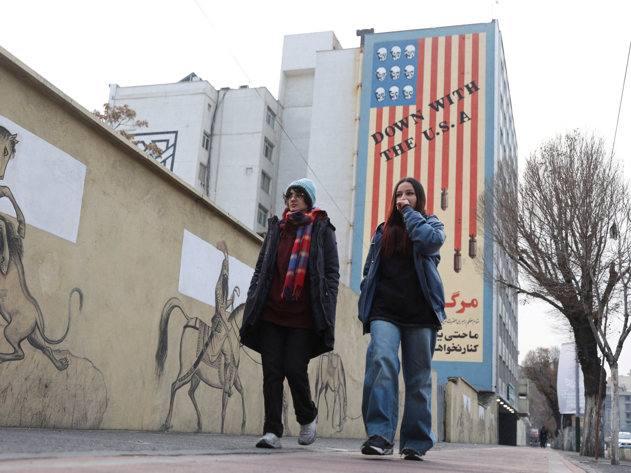 伊朗首都德黑蘭街頭掛有一幅反美壁畫。（路透社資料圖片）