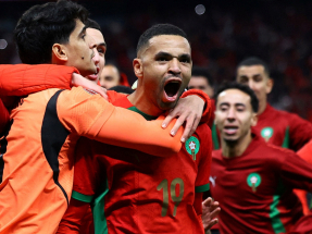 Morocco's Youssef En-Nesyri and teammates celebrate after defeating Nigeria in a penalty shootout.  Photo: Reuters