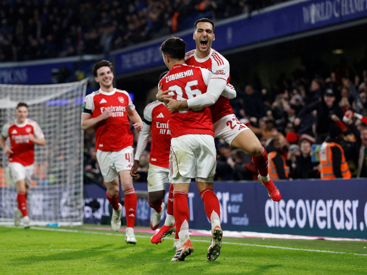 阿仙奴一眾球員慶祝入球。（路透社）