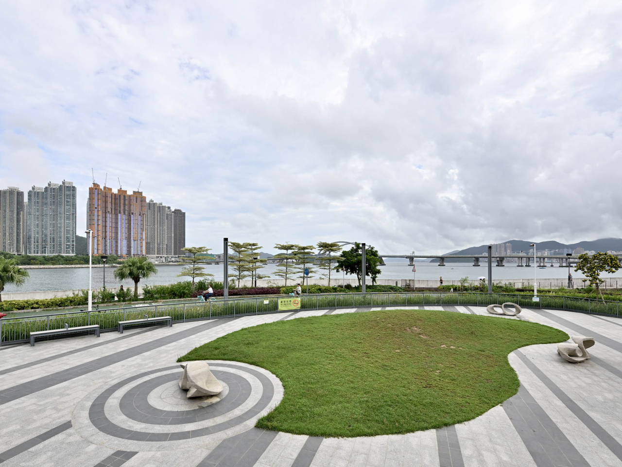 從公園遠眺將軍澳跨灣大橋的全景。（政府新聞處）