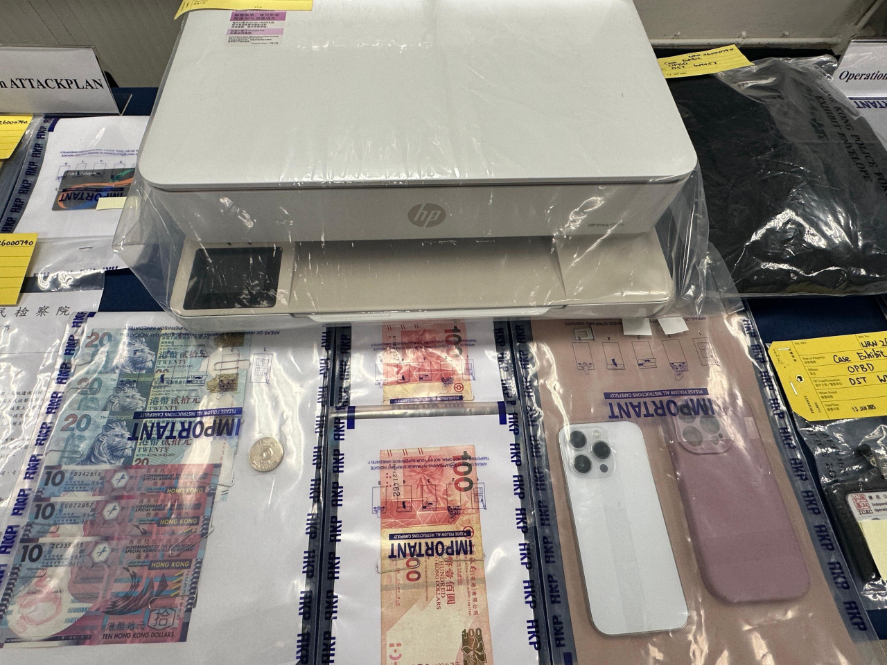 行動中，警員檢獲懷疑偽造證件及被捕人士犯案時身穿的衣物等。（警方提供）