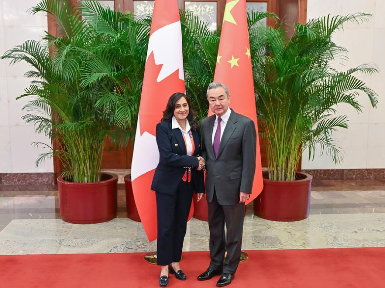 王毅在北京與加拿大外長阿南德會面。（新華社）