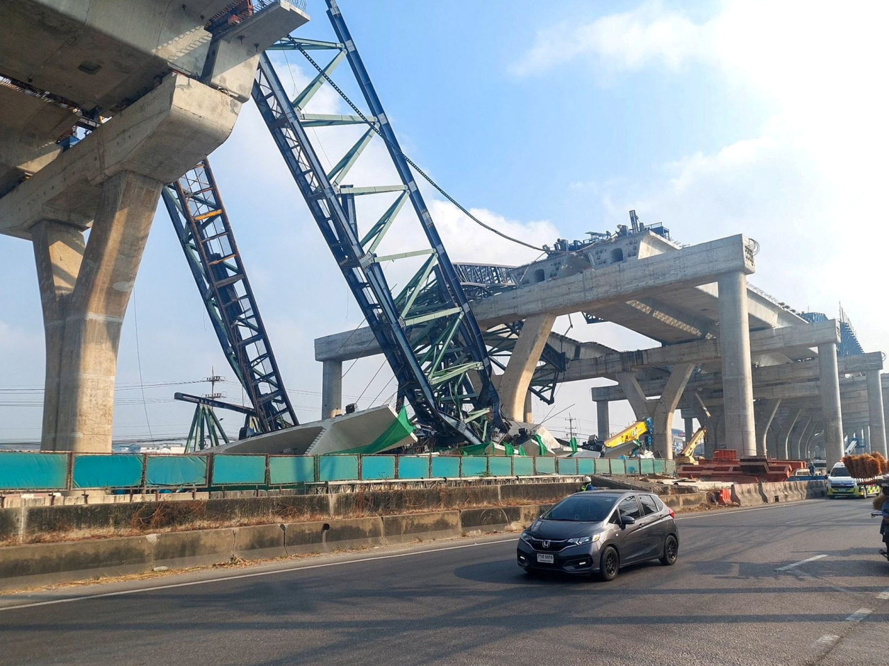 最新一宗發生在首都曼谷附近的沙沒沙空府，一條興建中高架橋上早上有起重機倒塌。（路透社）