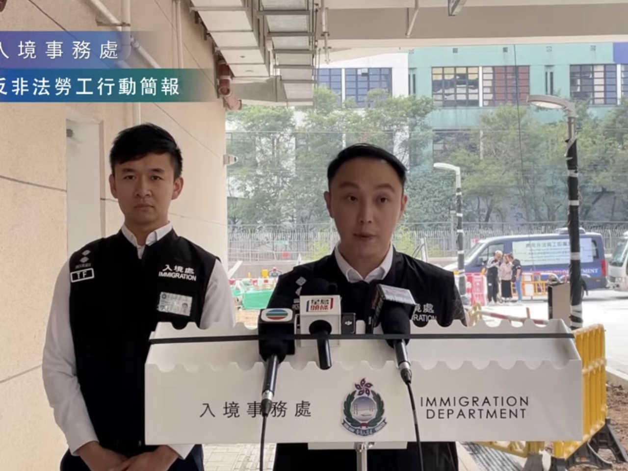 入境處特遣隊副指揮官巫泉傑表示，初步調查發現，有個別本地裝修工程公司透過網上社交平台，接洽內地裝修公司以承包部分裝修工程。（直播截圖）