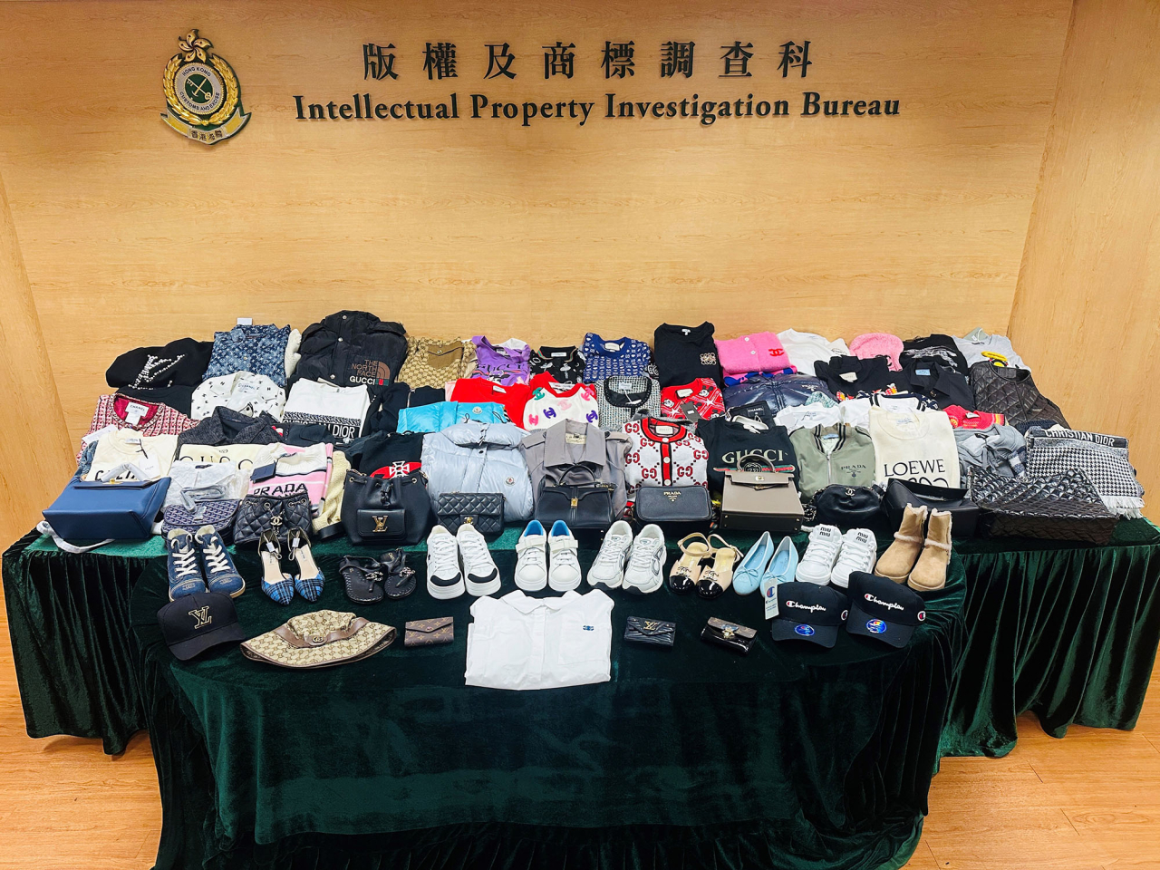 海關檢獲約1000件懷疑冒牌物品，包括服飾、鞋、手袋和首飾，估計市值約730萬元。（政府新聞處）