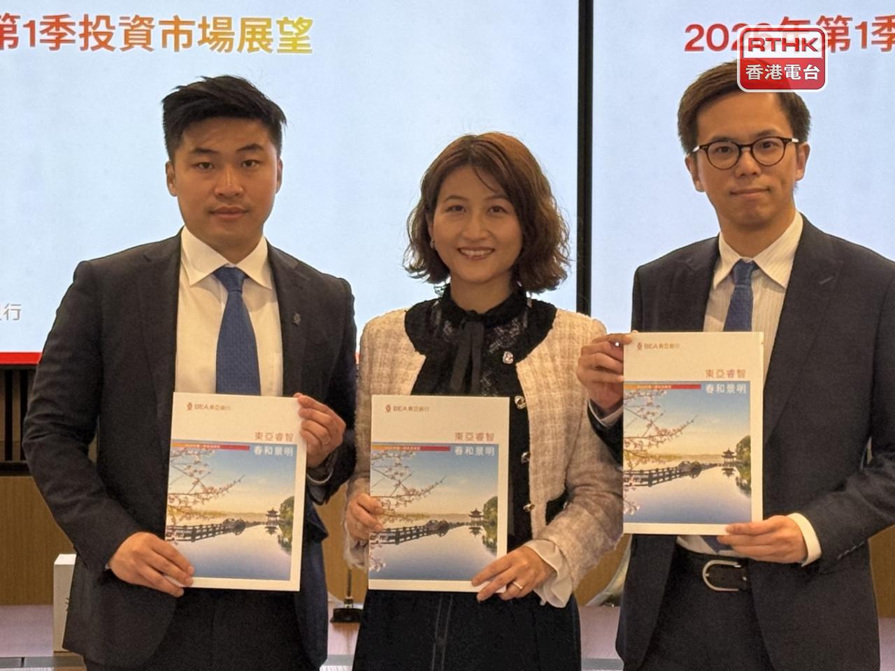 陳偉聰（右）稱人行並非全面寬鬆，屬定向支持高新科技等領域，對股市僅屬輕微利好。（趙嘉駿攝）