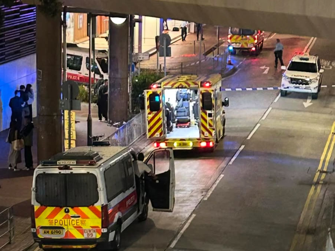 現場有警車和救護車戒備。（網上圖片）