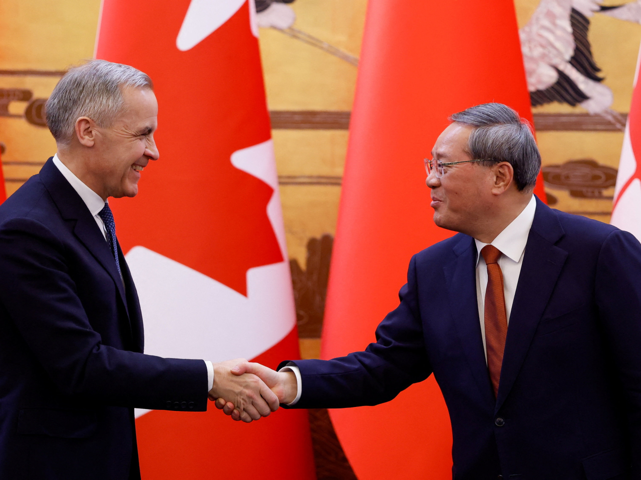 李強與來華正式訪問的加拿大總理卡尼舉行會談。（路透社）
