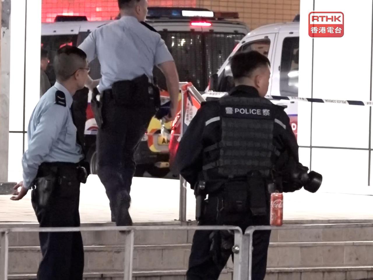 事發後，有警員在場戒備。（施華駿攝）