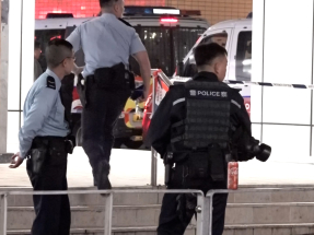 事發後，有警員在場戒備。（施華駿攝）