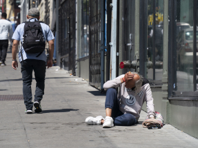 美國上周新申領失業援助人數按周意外減少9千人，降至19.8萬人，市場原先預期升至21.5萬人。（新華社資料圖片）