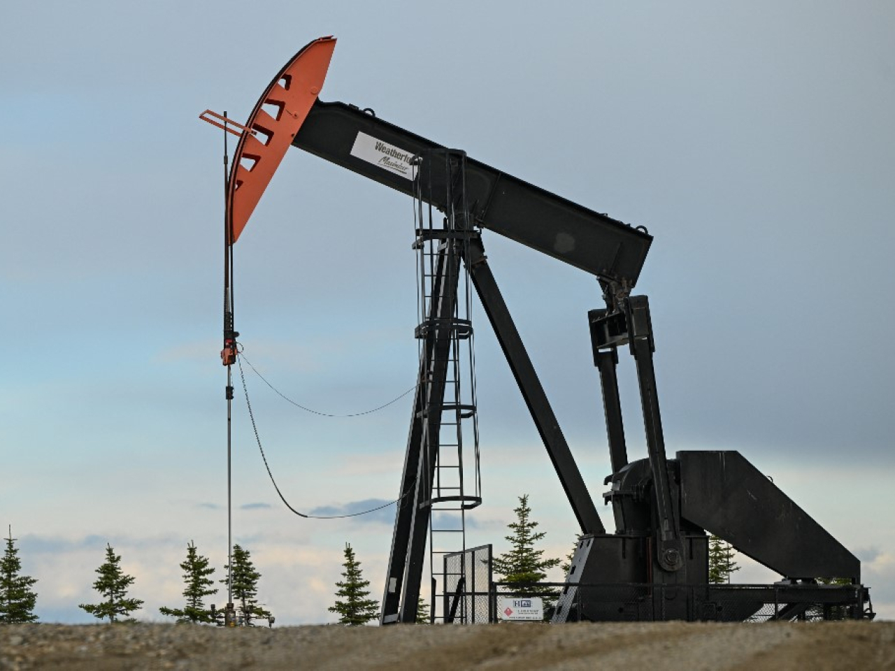 國際油價急挫逾4%，市場對美國介入伊朗局勢的憂慮降溫。（法新社資料圖片）