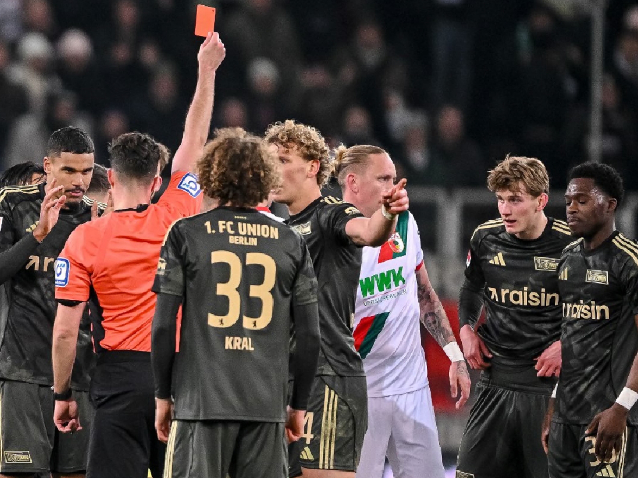 柏林聯在下半場尾段有球員被紅牌逐出場。（法新社）