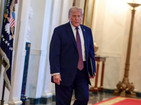 就美國會否向伊朗動武，特朗普日前曾回應說拭目以待。（路透社）