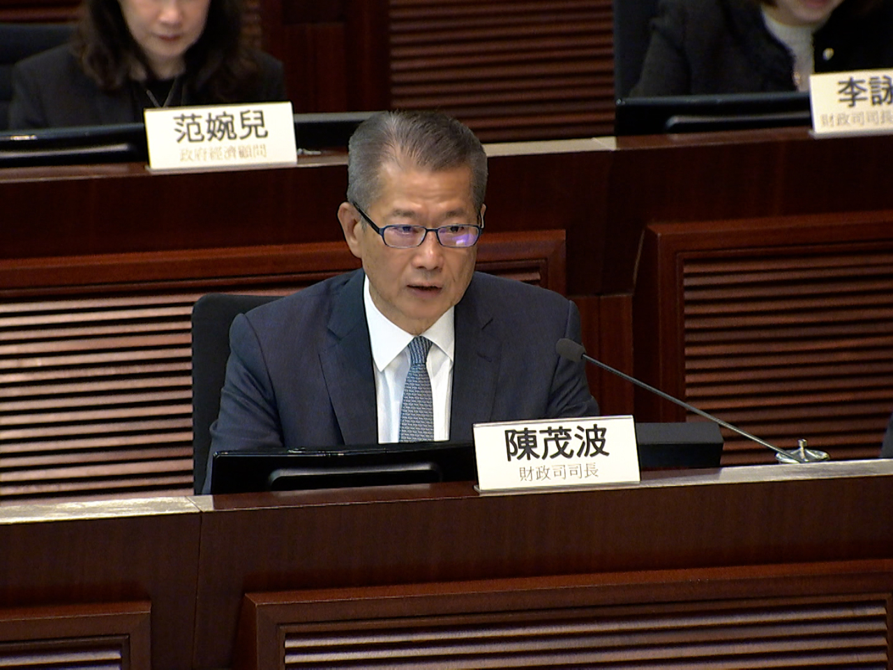 陳茂波說，去年底共收到58萬申請，約40萬宗申請獲批，約26萬人才已到港。