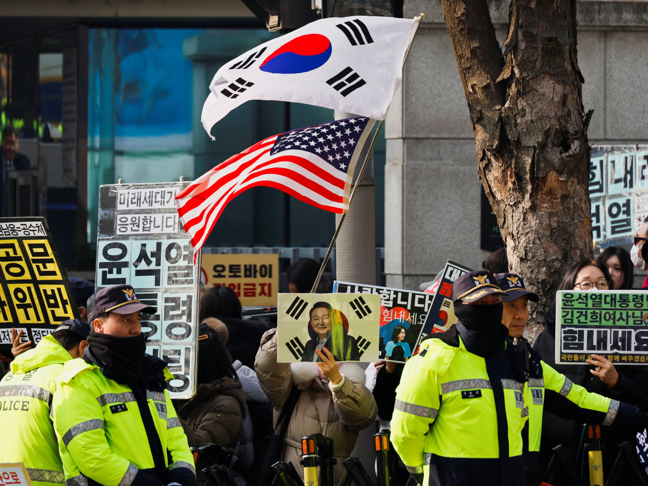Supporters demonstrate outside the Seoul &zwj;Central District Court ahead of Yoon Suk-yeol's guilty verdict and sentencing. Photo: Reuters