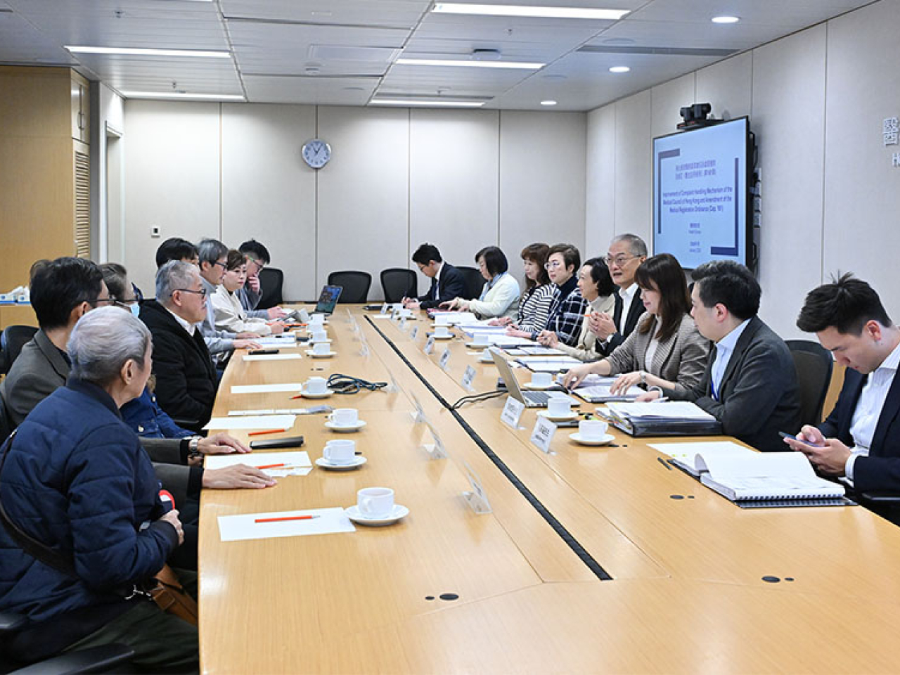 盧寵茂（右四）就修訂《醫生註冊條例》主持首場諮詢會議，會見病人組織代表，並聽取他們的意見。（政府新聞處）