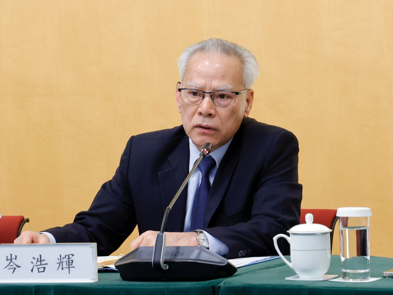 岑浩輝與70多名包括主要官員及所有局級領導，舉行首次的年度工作總結會議。（澳門新聞局）