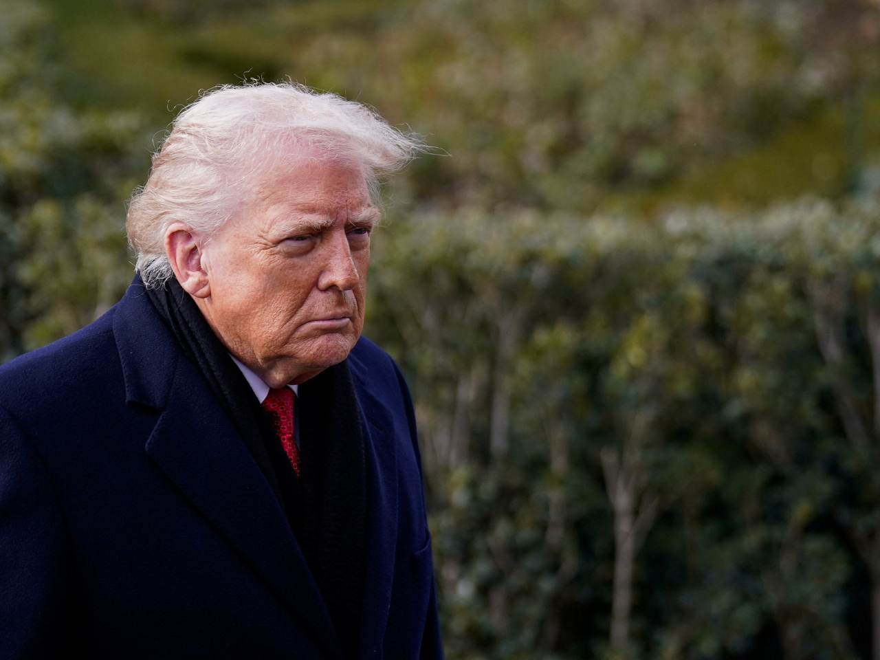 特朗普當地時間星期五離開白宮時回應記者提問，形容如果能夠與中國達成貿易協議，就應該要這樣做。（路透社）