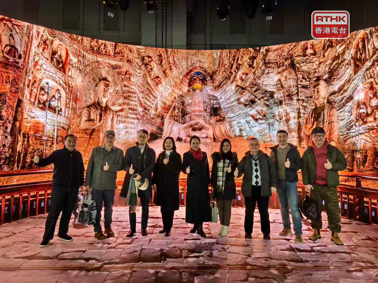 港台代表團考察北京廣播電視台最新廣播設施。