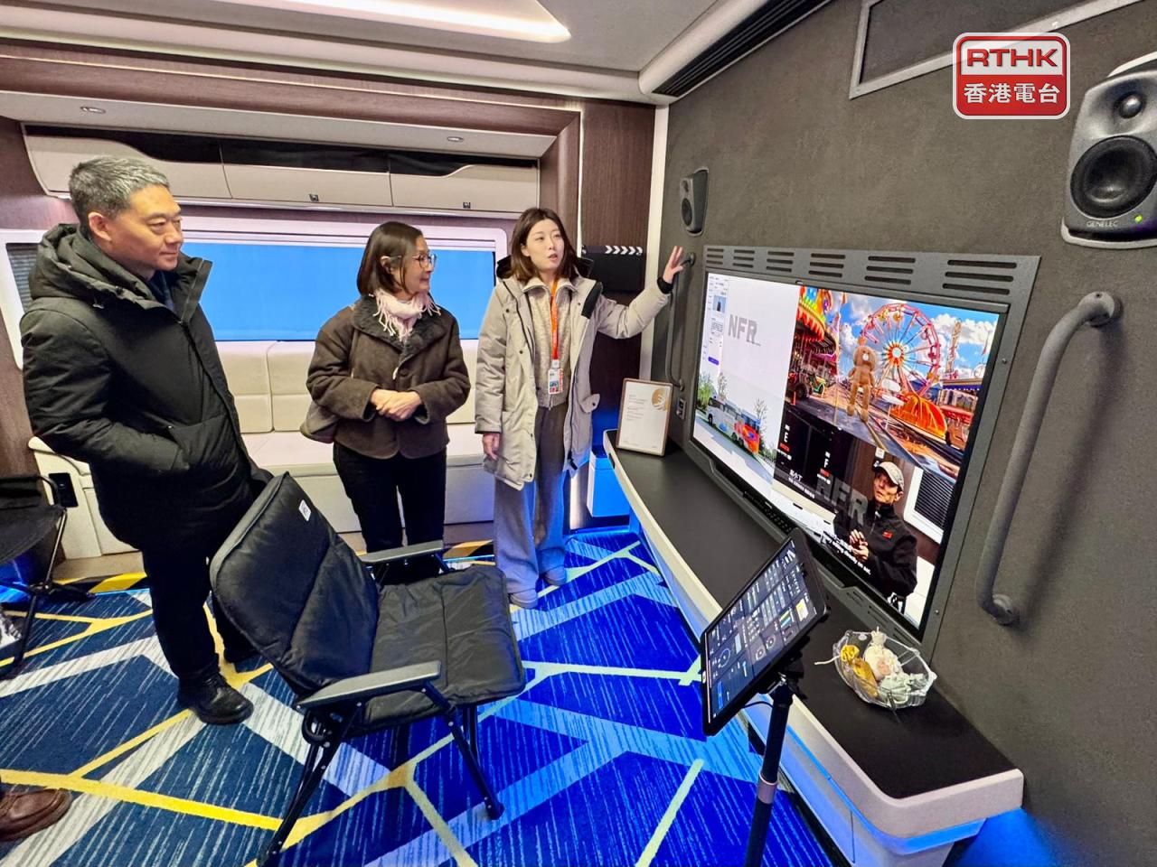 港台代表團在阿里巴巴朝陽科技園參訪虎鯨文娛優酷的智能影視車。