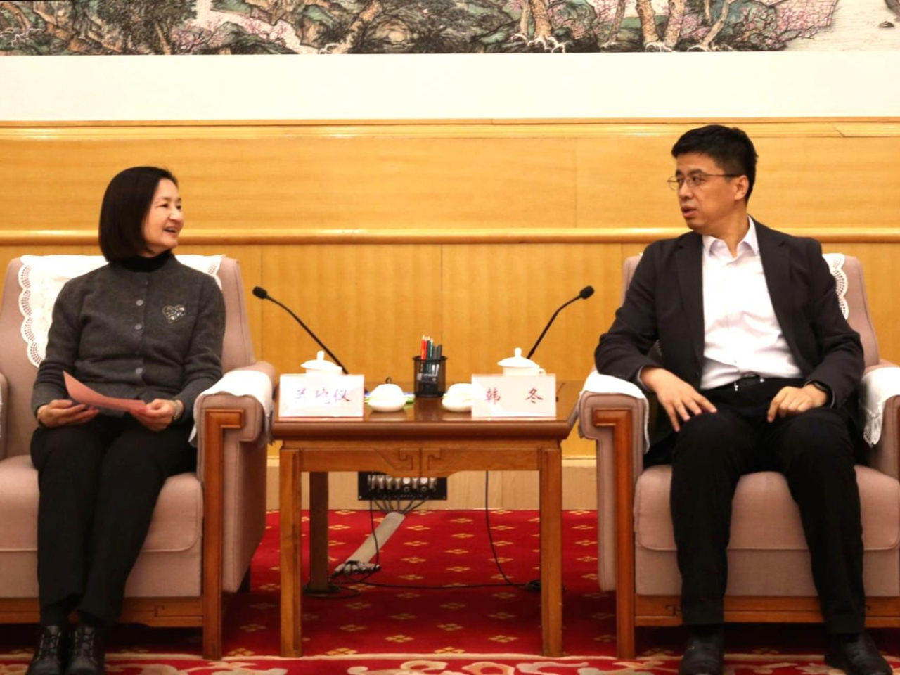 Director of Broadcasting Angelina Kwan holds talks with Han Dong, a deputy director at the National Radio and Television Administration. Photo: RTHK