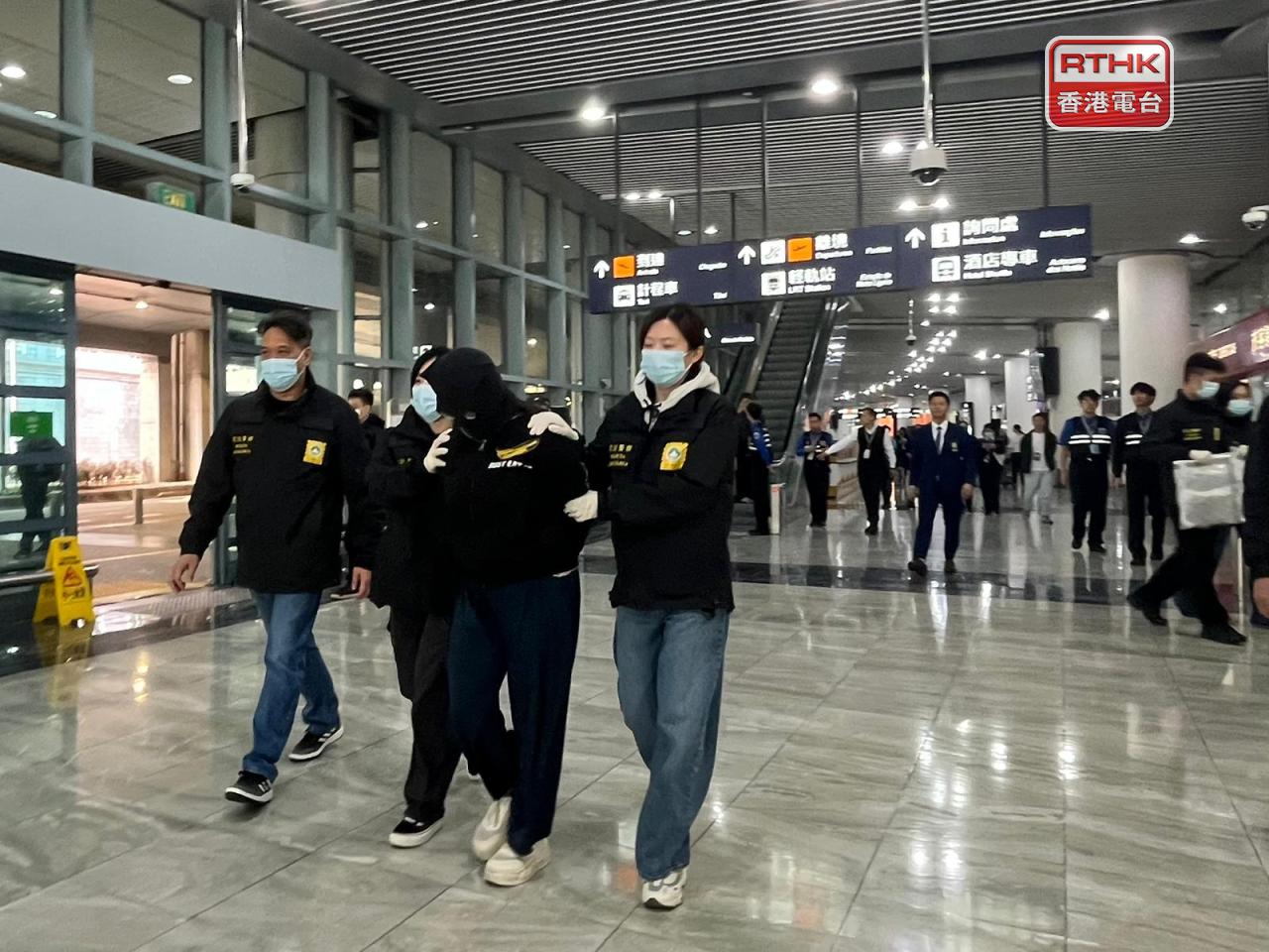 澳門司警下午將涉嫌攜帶17.3公斤大麻花入境的香港女子帶走。（鄭月明攝）