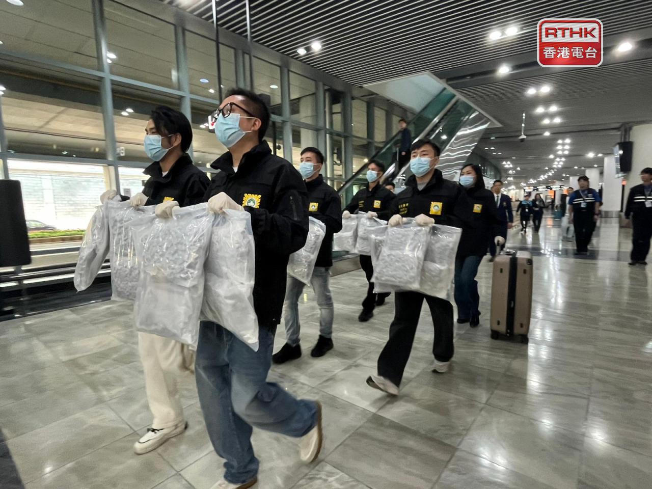 澳門司警下午將搜獲的毒品帶走。（鄭月明攝）