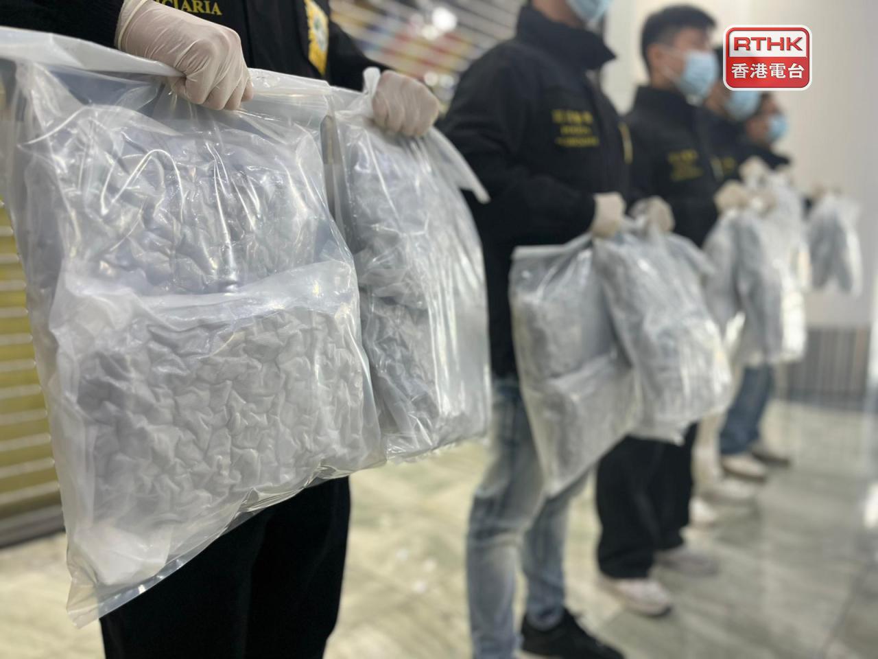 澳門司警展示，搜獲的毒品都是簡單用鍚紙包裝放在行李箱內。（鄭月明攝）