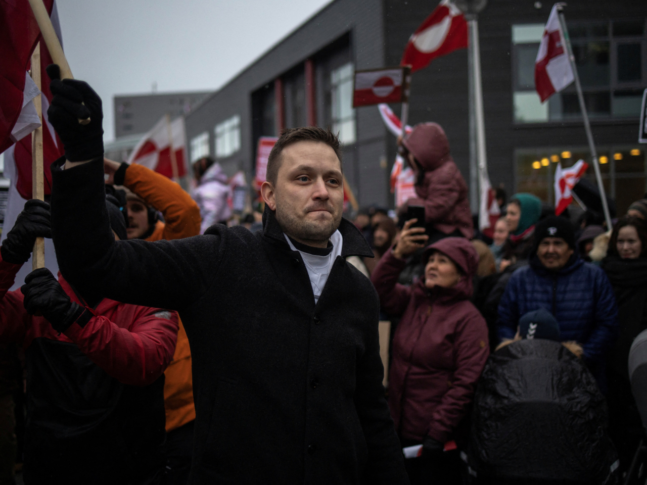 格陵蘭自治政府總理尼爾森，在首府努克出席遊行活動，他向遊行人士講話，強調格陵蘭的未來由格陵蘭自己決定。（路透社）