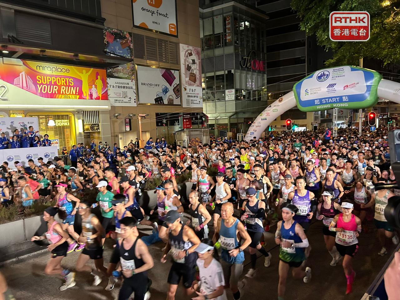 香港馬拉松今日舉行，半馬拉松挑戰組及十公里挑戰組，早上5時半分別在尖沙咀彌敦道和港島東區走廊起步。（林漢山攝）