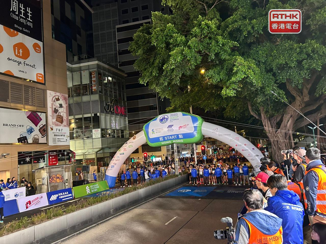 在尖沙咀起點附近，早上4時許已經有不少跑手到場熱身。（林漢山攝）