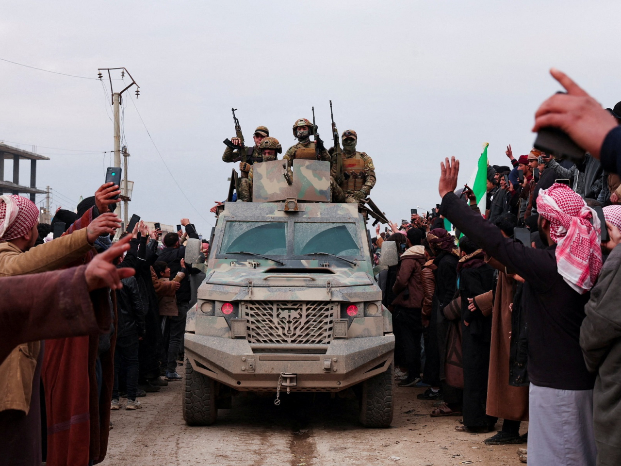 People welcome the Syrian army following the withdrawal of the Kurdish-led Syrian Democratic Forces (SDF) in Maskanah, Syria. Photo: Reuters