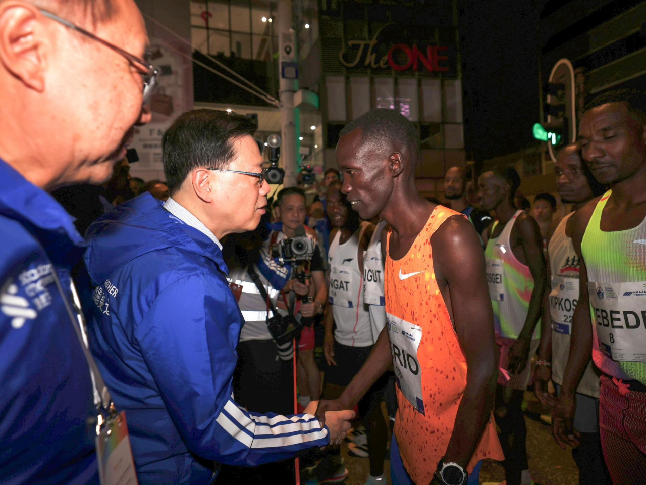 李家超清晨到尖沙咀為賽事全馬組別開步主禮，並與一眾跑手交談。（李家超社交專頁圖片）