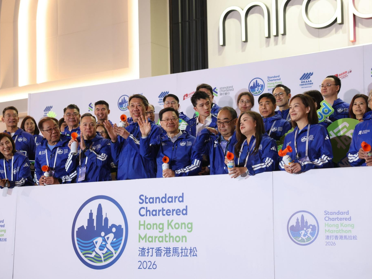 李家超清晨在尖沙咀，主持全馬挑戰組起步禮。（李家超社交專頁圖片）