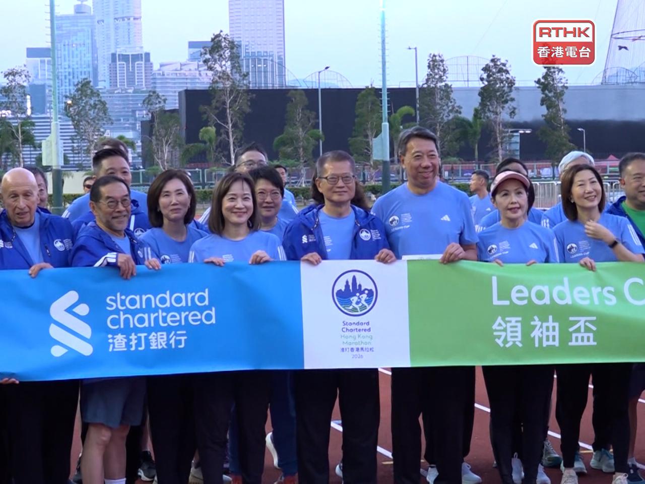 多名政商界人士參與的「領袖盃」在灣仔運動場開步，陳茂波（中）到場主禮。（陳裕行攝）
