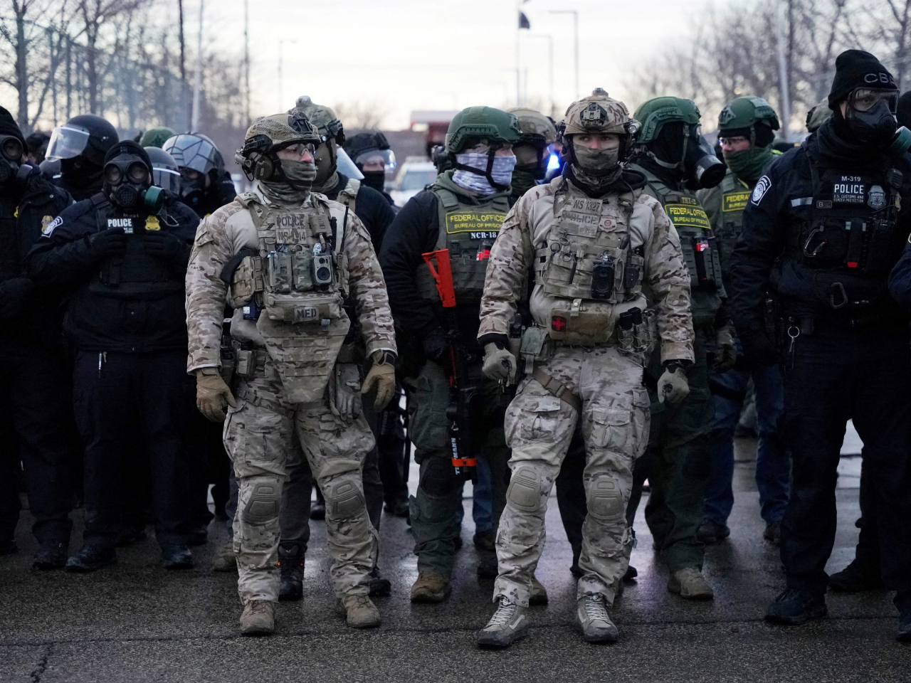 在明尼阿波利斯市，執法人員在聯邦大樓前站崗。（路透社）