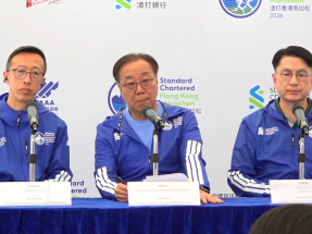 林建群（右）表示，接受治療的跑手當中，大部分屬於輕傷；包括擦傷及扭傷等。（陳感恩攝）