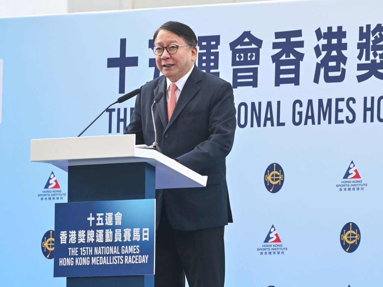 陳國基在十五運會香港獎牌運動員賽馬日開幕儀式致辭，表示香港特區派出歷來陣容最龐大的代表團參與今屆賽事。（政府新聞處）