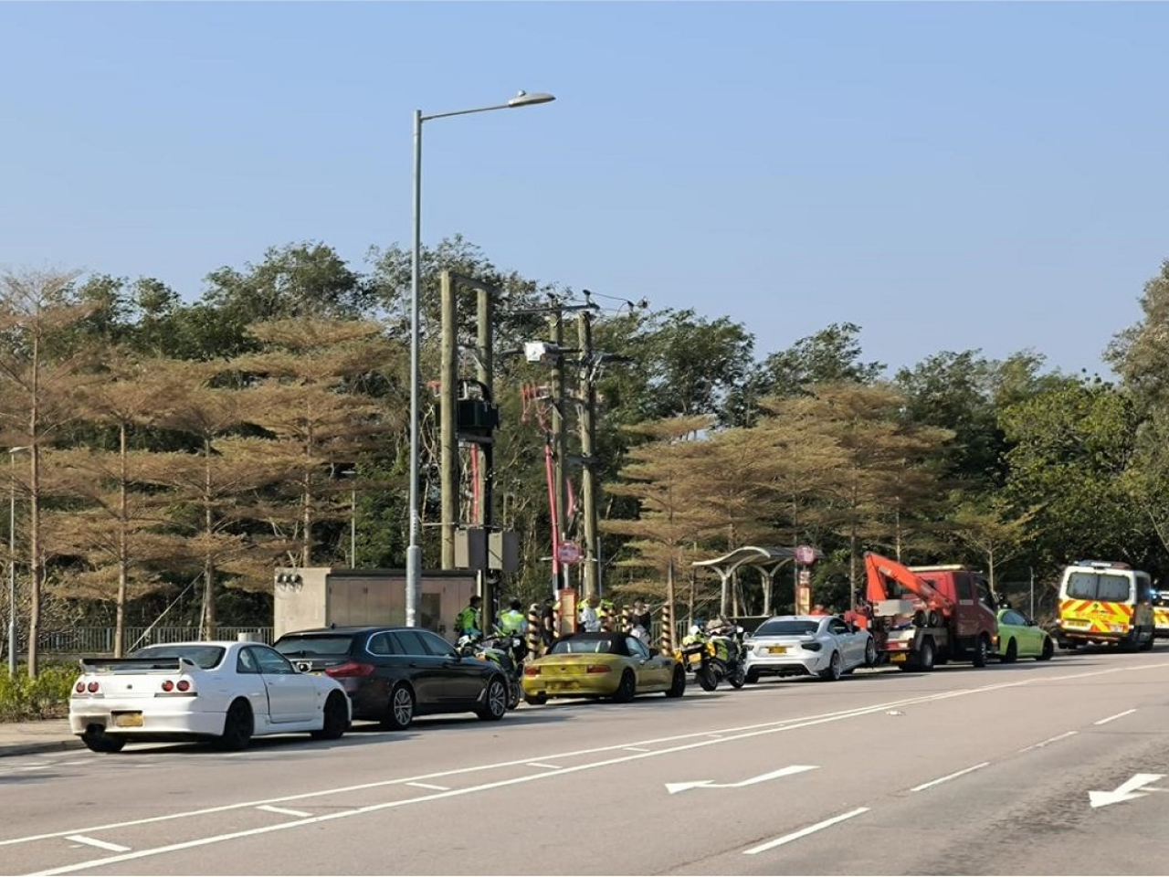 警方昨日起一連兩日在新界多處加強執法打擊交通違例事項，期間拘捕兩名本地男子。（警方提供）