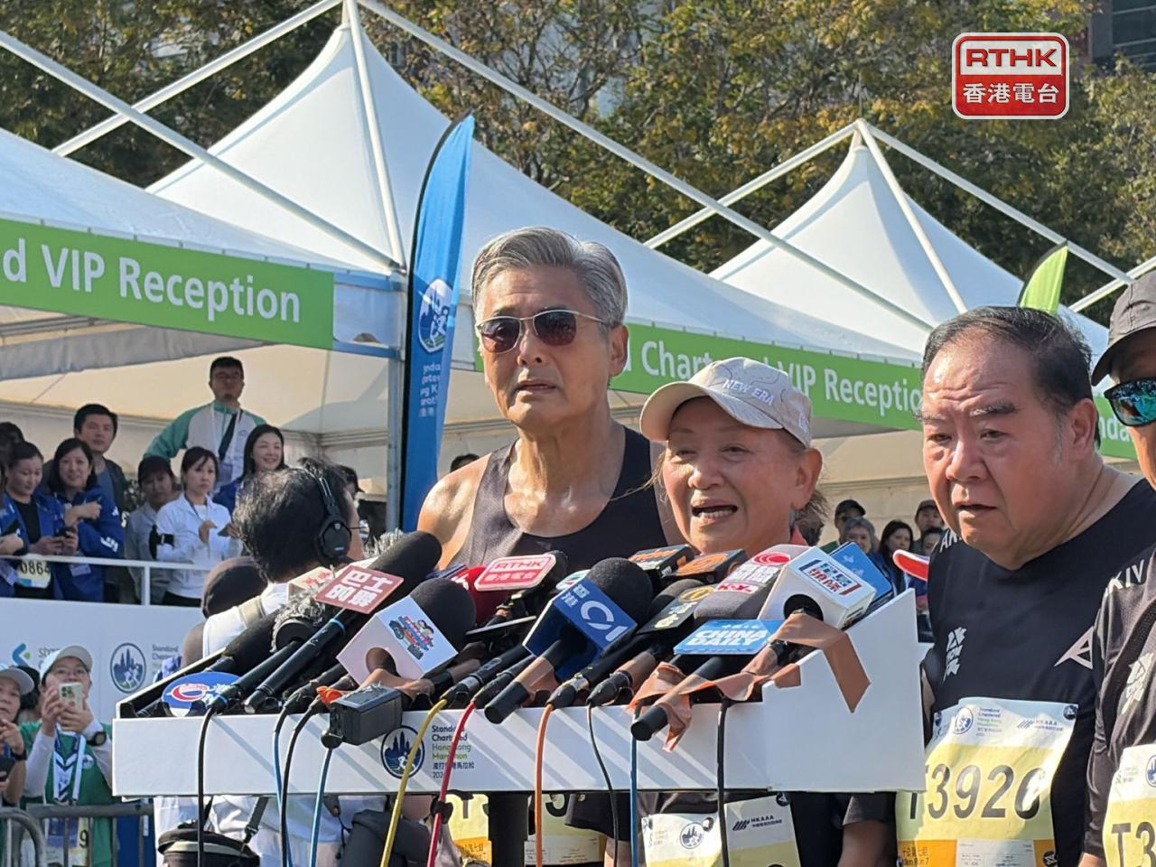 賽事亦吸引不少名人參與，包括今年轉戰十公里的影帝周潤發（左一)。（林漢山攝）